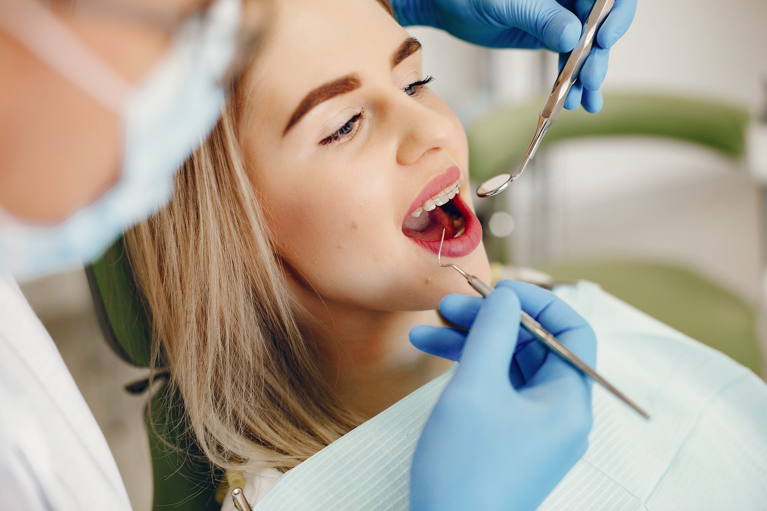 ¿Con qué frecuencia se debe hacer una limpieza dental?